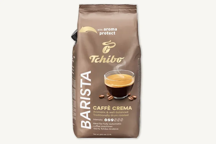 Brązowa paczka kawy Tchibo Barista Caffè Crema ze zdjęciem filiżanki kawy.