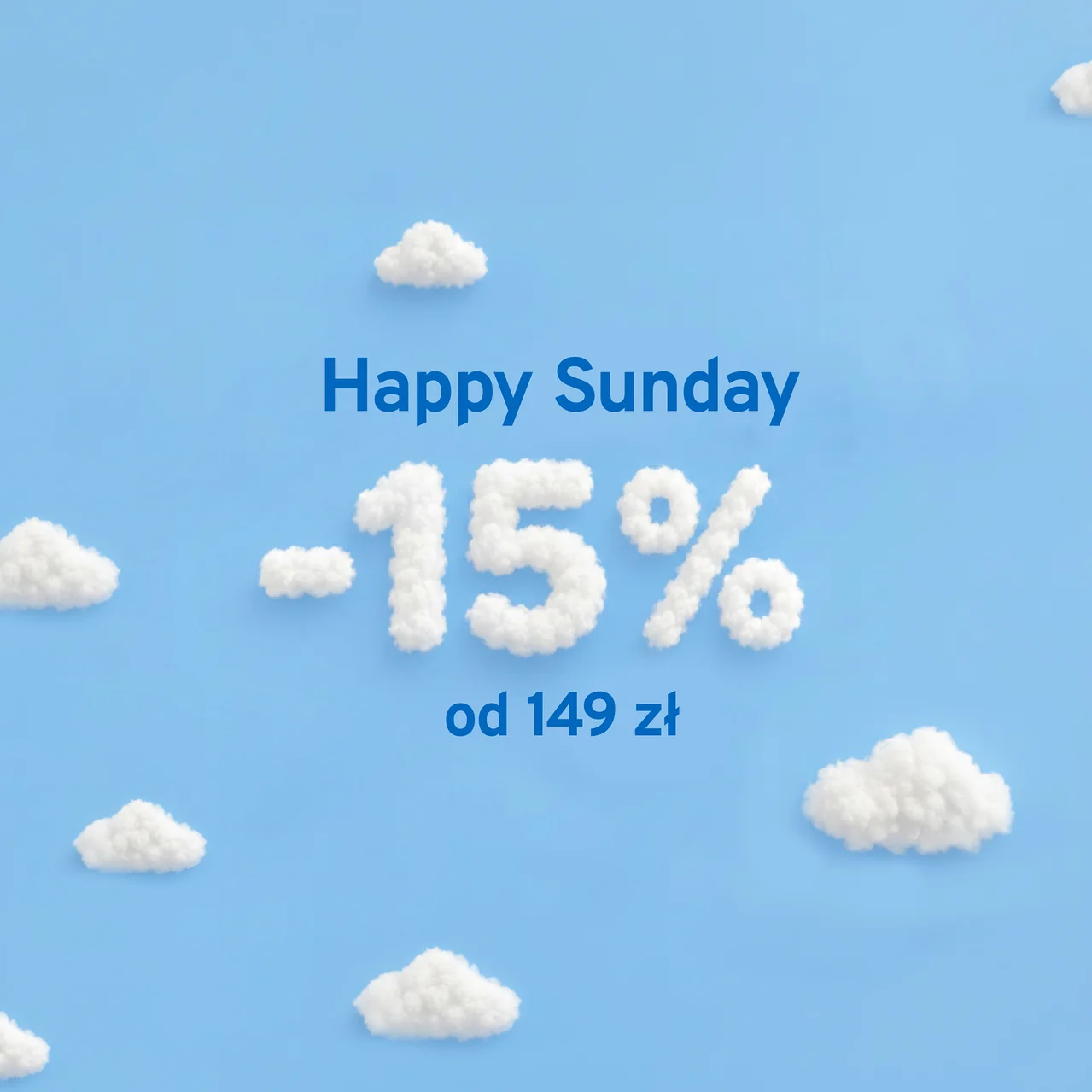 Jasnoniebieskie tło z białymi, puszystymi chmurami. Na środku niebieski napis "Happy Sunday", pod nim "-15%" wykonane z puszystego, chmurowego materiału oraz niebieski napis "od 149 zł".
