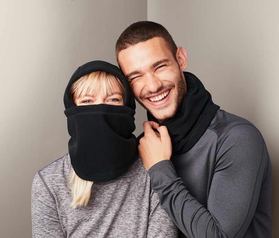 Uśmiechnięta blondynka i mężczyzna noszą kominiarki z mikropolaru.