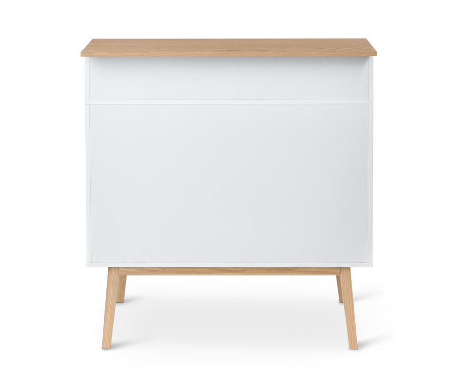 Biały bar z ladą z jasnym drewnianym blatem i nogami.