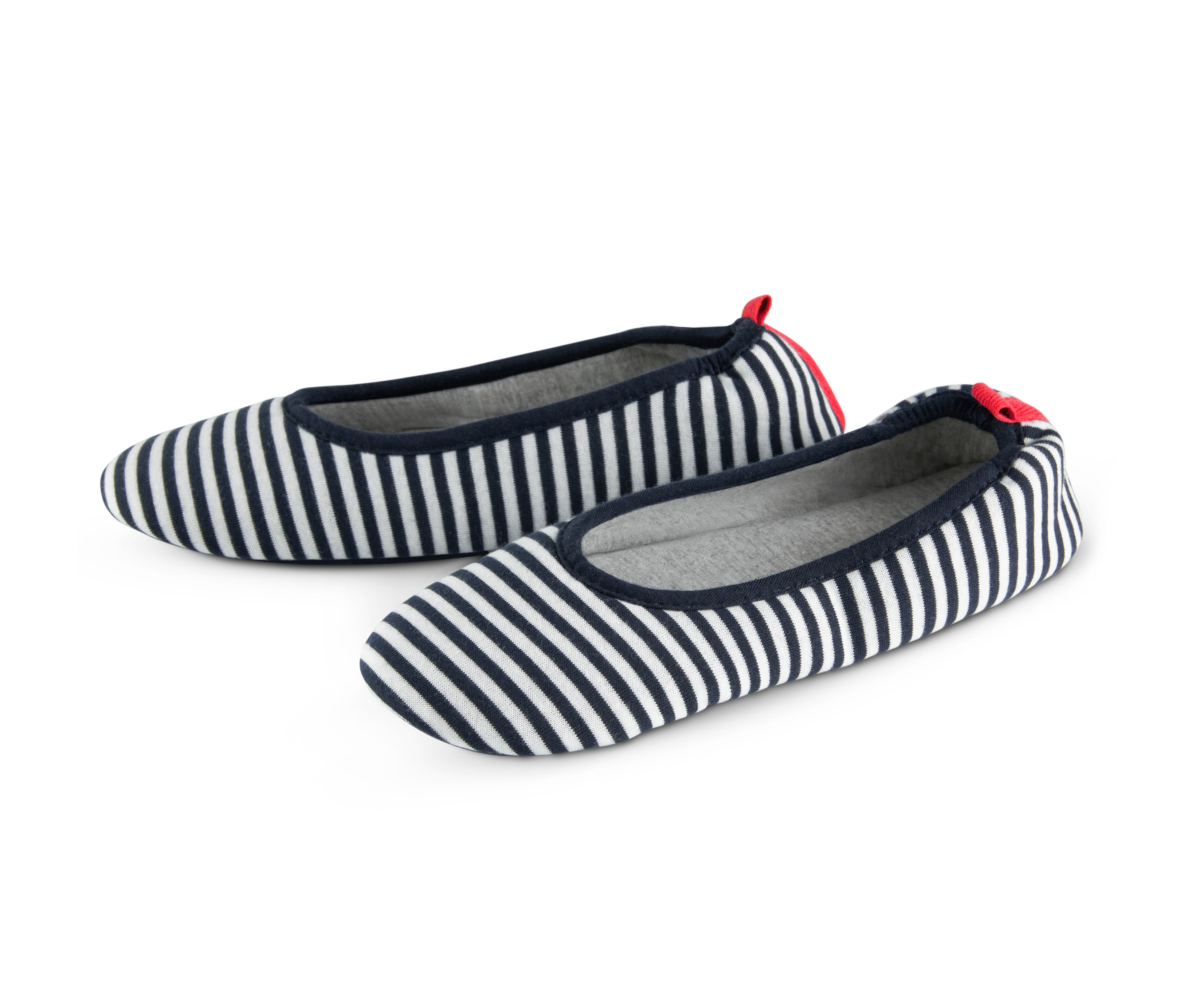Dwa kapcie baleriny w niebiesko-białe paski.