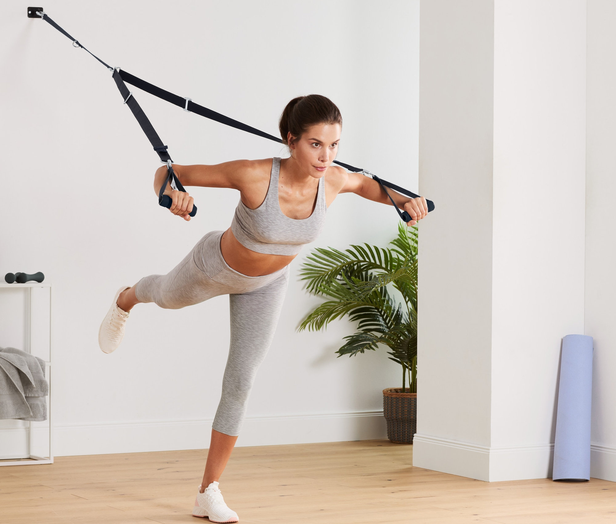 Kobieta ćwiczy z taśmami do treningu.