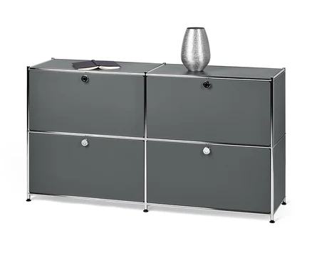 Szara metalowa szafka typu sideboard „CN3” z 4 klapami. Na górze leży notatnik i srebrny wazon.