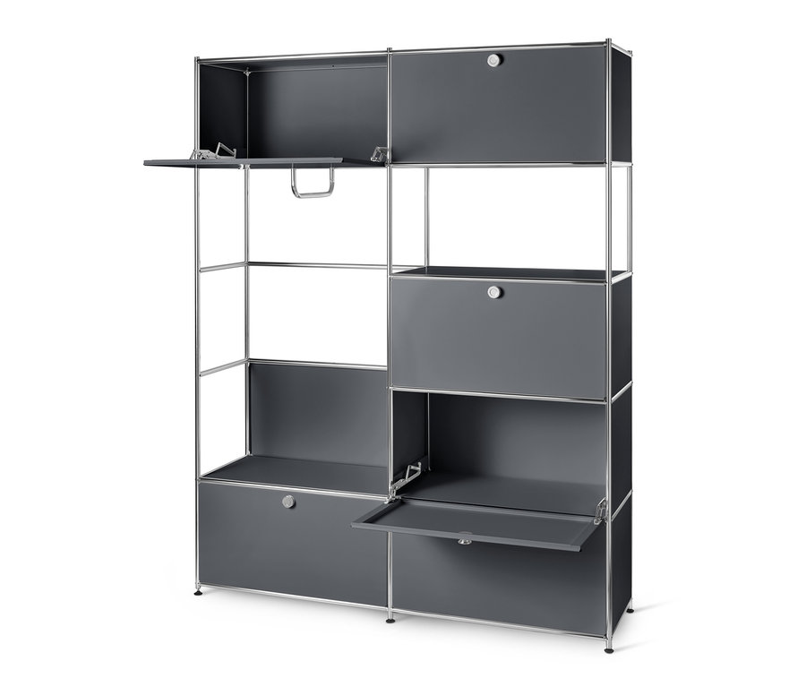 Metalowa szafa »CN3« w kolorze szarym z otwartymi i zamkniętymi przegródkami.
