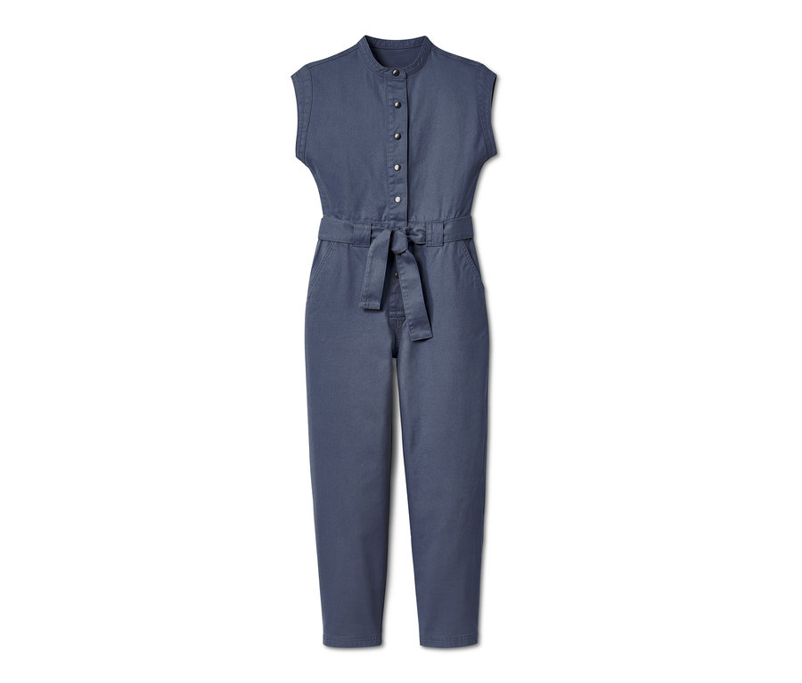 Niebieski kombinezon z guzikami i paskiem.