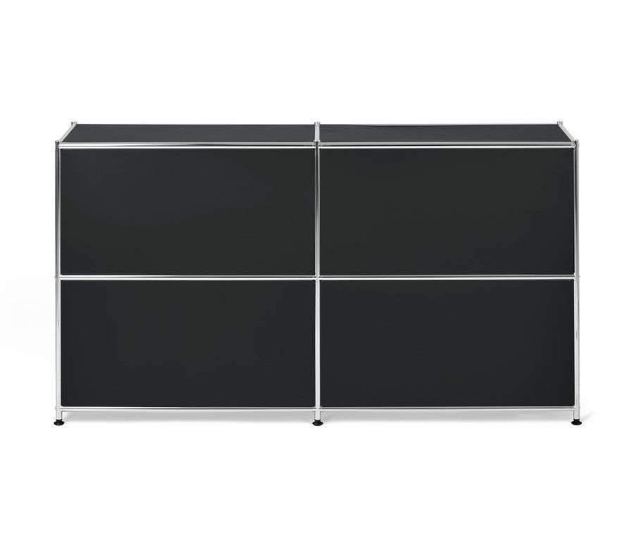 Czarna szafka typu sideboard „CN3” z 4 klapami.
