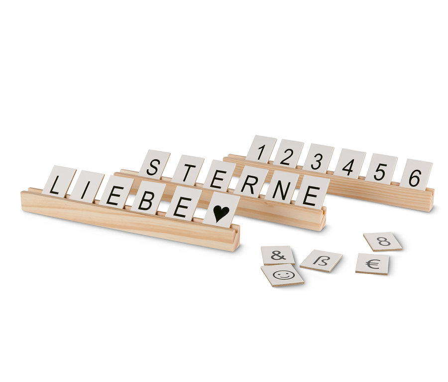 Trzy drewniane podstawki z literkami: Liebe, Sterne i cyframi od 1 do 6.