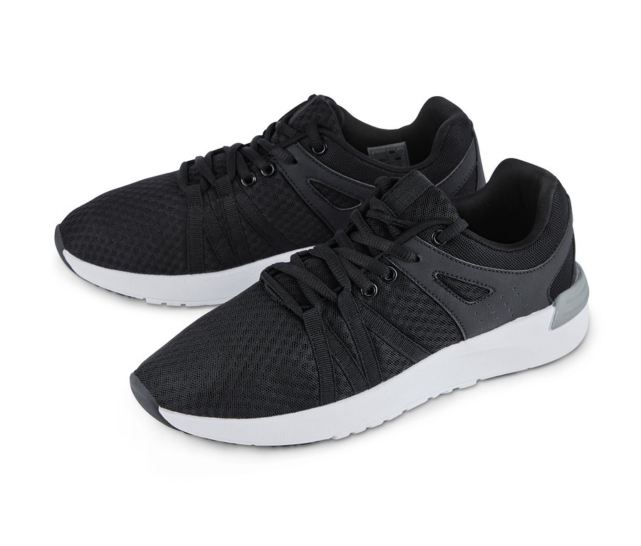 Dwa buty typu sneakers na białym tle.