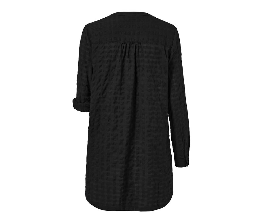 Widok z tyłu czarnej, długiej tuniki o strukturze tkaniny.