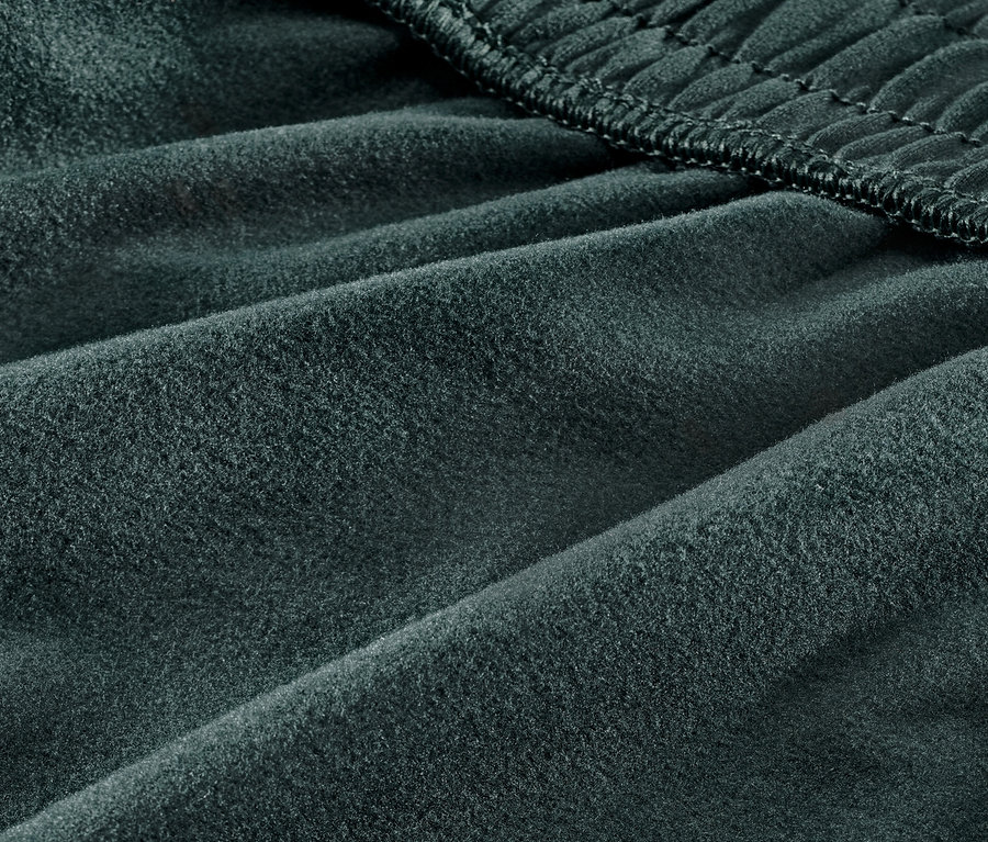 Zbliżenie na termoaktywne spodnie funkcyjne.