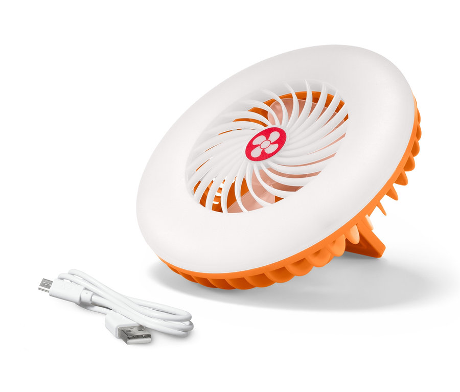 Wentylator LED 2 w 1 z białą obudową i pomarańczową krawędzią stoi na białym tle obok kabla ładującego.