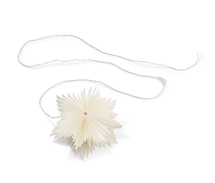 Mała papierowa gwiazda LED ze sznurkiem na białym tle.