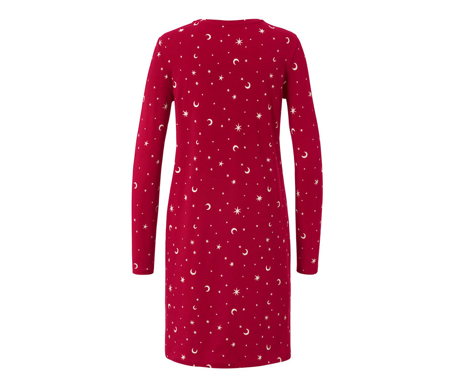 Czerwona koszula nocna z długim rękawem, w gwiazdy i księżyce.