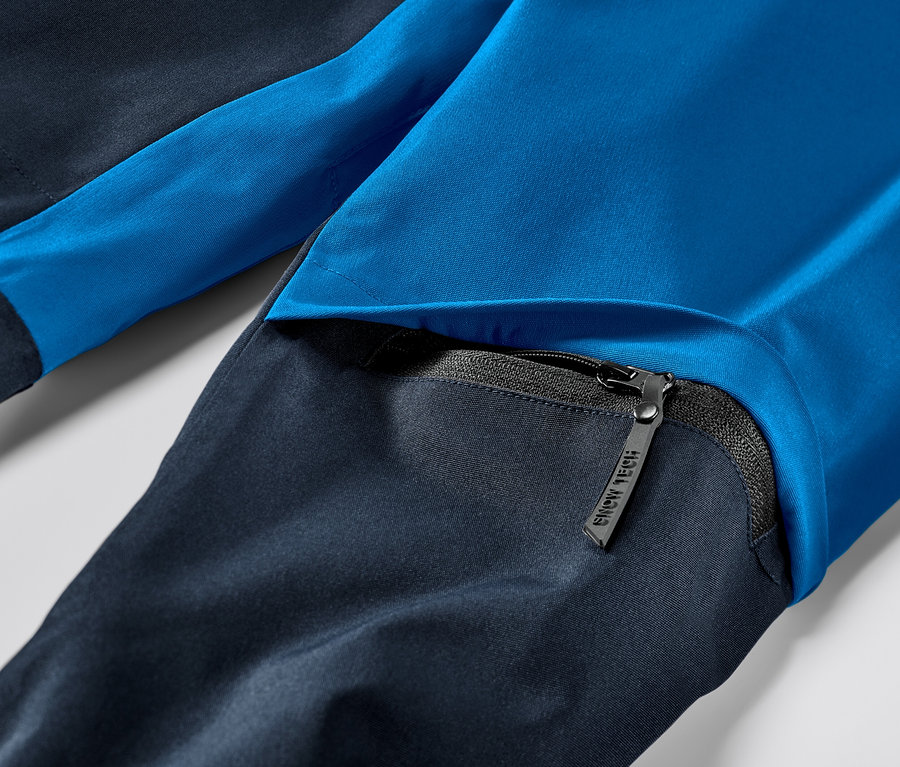 Szczegół niebieskiej kurtki narciarskiej z zamkiem błyskawicznym