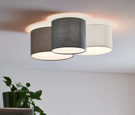 Lampa sufitowa z tekstylnym kloszem, 3-punktowa, oświetla pomieszczenie.