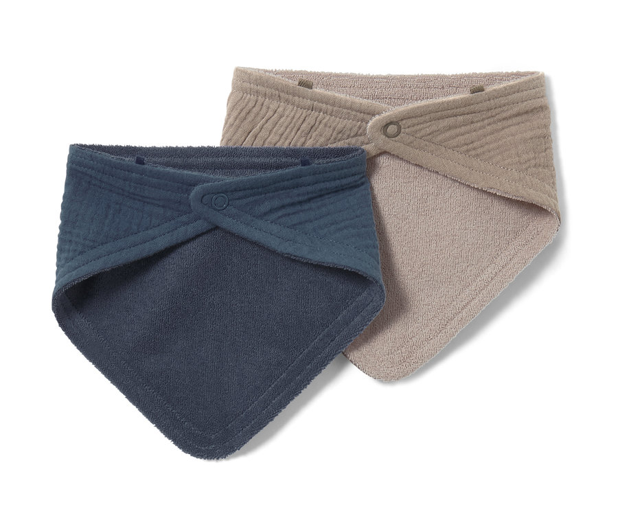 Dwie muślinowe chustki pod szyję dla niemowląt i małych dzieci, jedna granatowa, druga beżowa, leżą obok siebie.