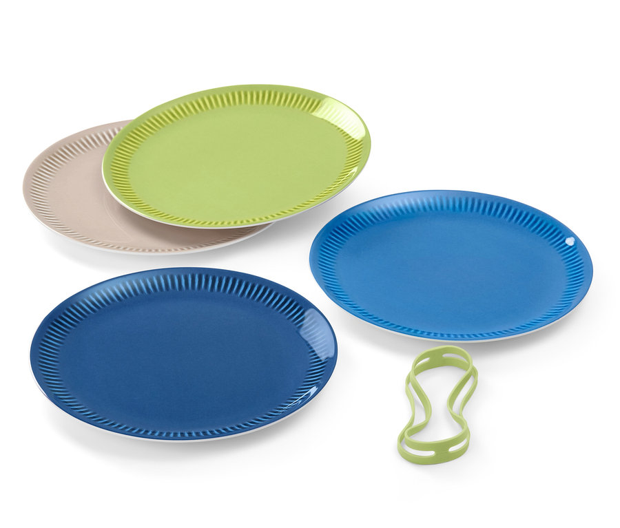 Cztery talerze piknikowe: dwa niebieskie, jeden zielony i jeden beżowy.