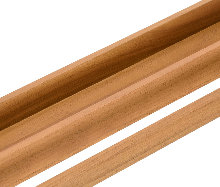 Szczegół drewnianego wieszaka na ubrania.