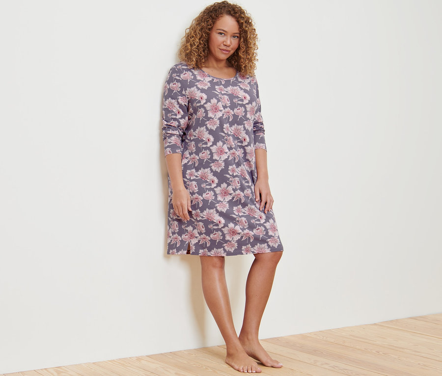 Kobieta pozuje w koszuli nocnej w kwiaty.