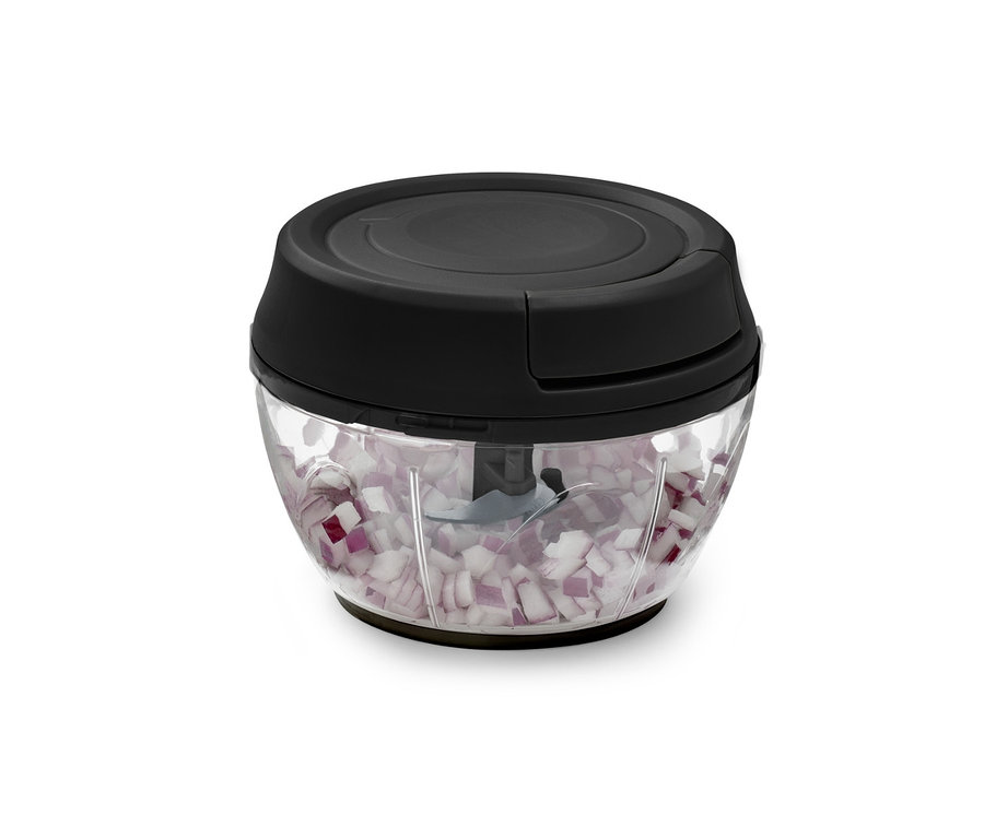 Wielofunkcyjny rozdrabniacz z posiekaną cebulą.