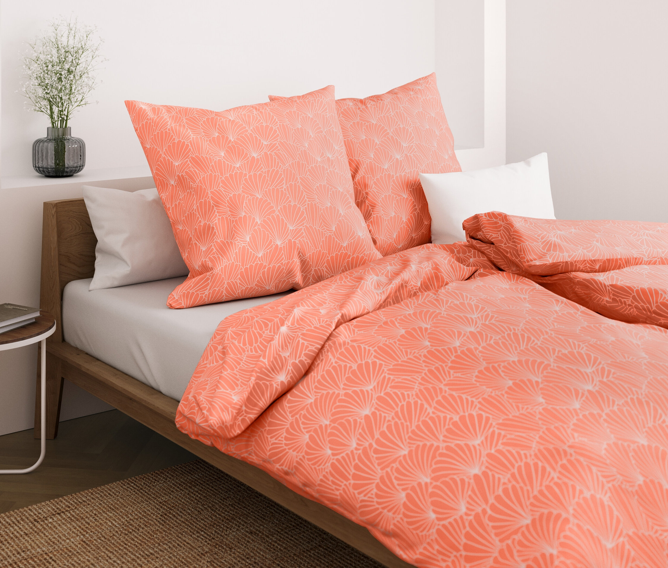 Zbliżenie na łóżko z koralową pościelą z mikrowłókna w muszelki, rozmiar standardowy i niestandardowy.