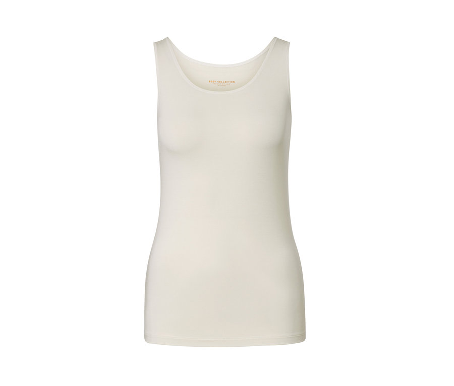 Zbliżenie kremowej koszulki z mieszanki modalu i jedwabiu.