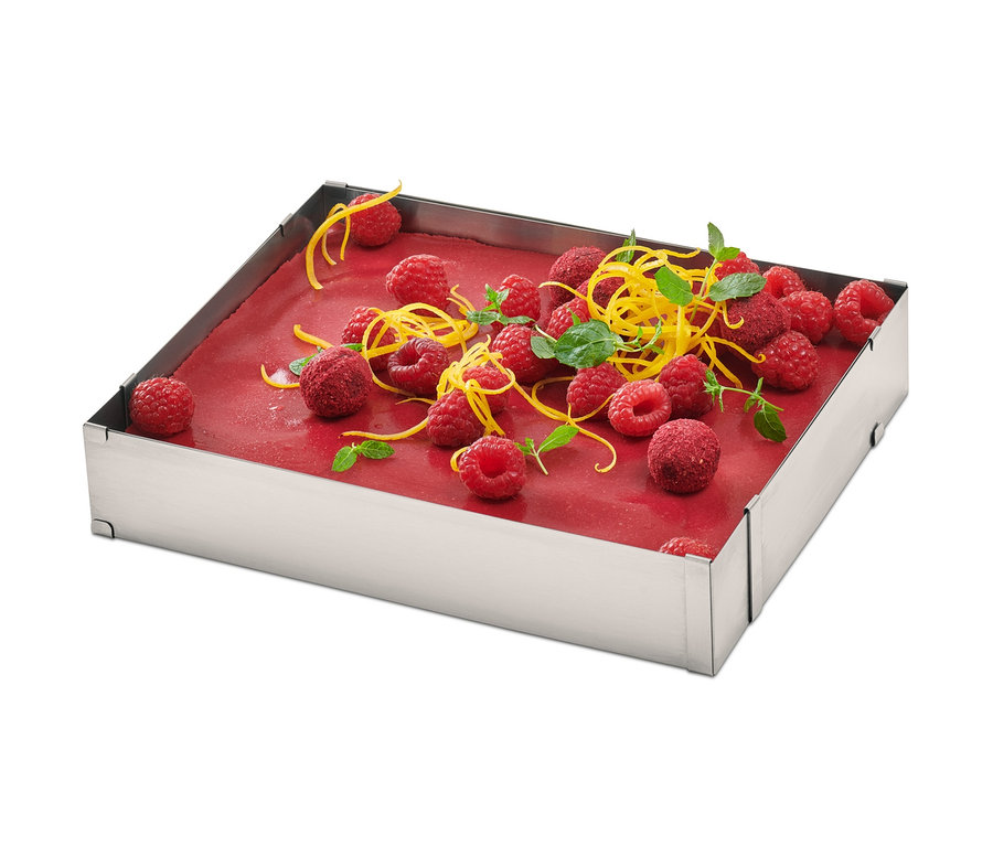 Kwadratowa ramka do pieczenia ze stali nierdzewnej z malinami, skórką z cytryny i miętą.