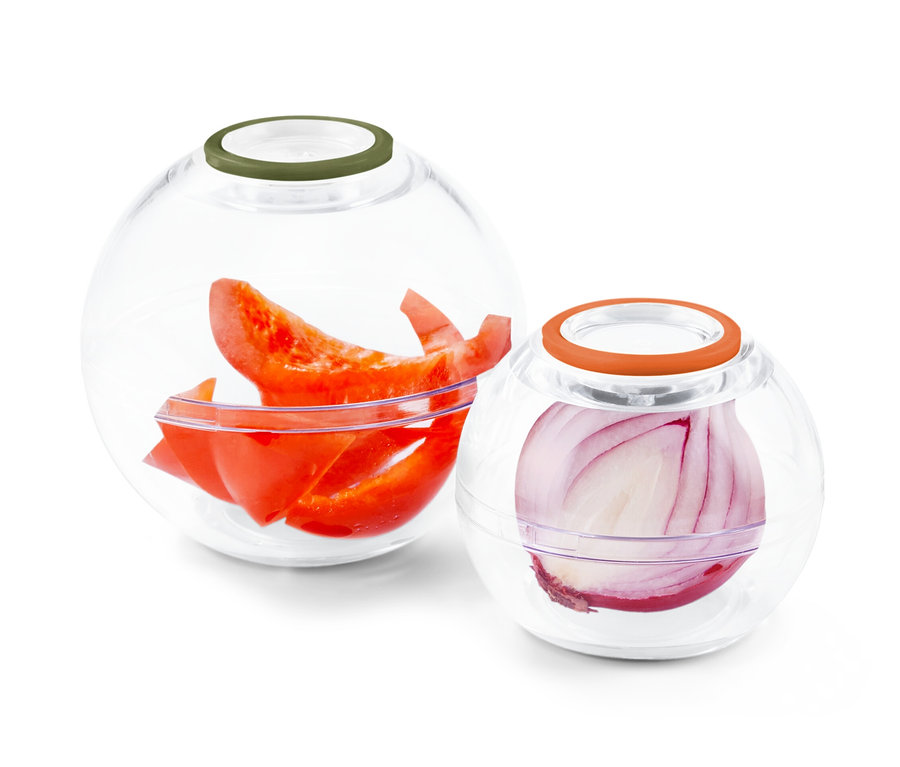 Dwa okrągłe, przezroczyste pojemniki na żywność z kolorowymi pokrywkami, jeden z pokrojoną papryką, drugi z cebulą.