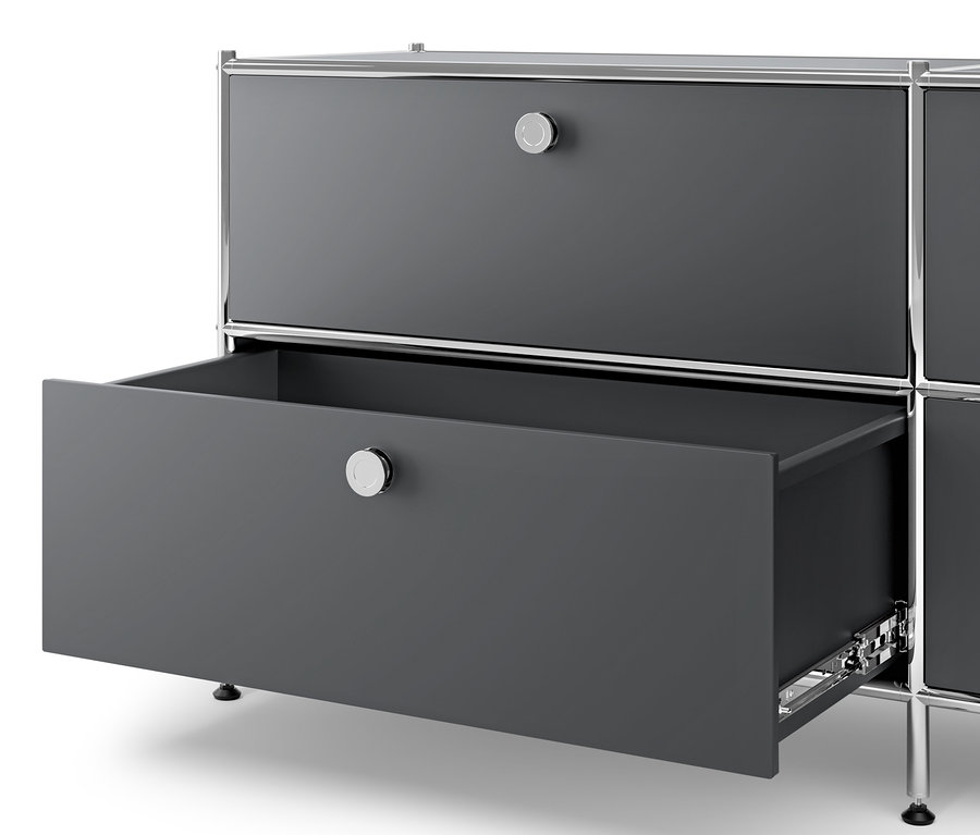 Detal szarej metalowej komody »CN3« z 3 szufladami, z których jedna jest otwarta.