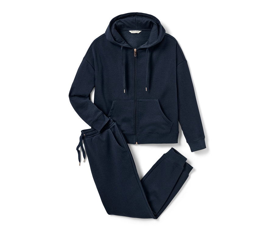 Granatowy dres domowy z kapturem zapinanym na zamek i pasującymi spodniami do biegania.