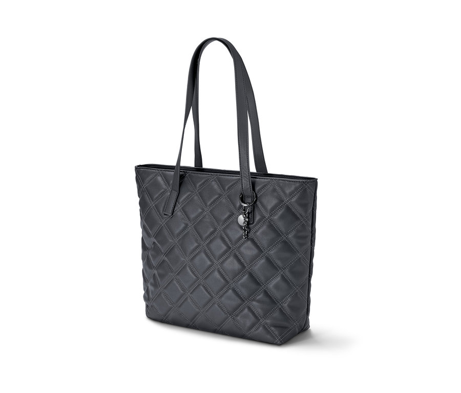 Czarna torba shopperka z pikowanym wzorem.