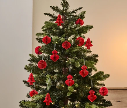 Ozdobiona choinka z czerwonymi ozdobami, zestaw 4 sztuk.