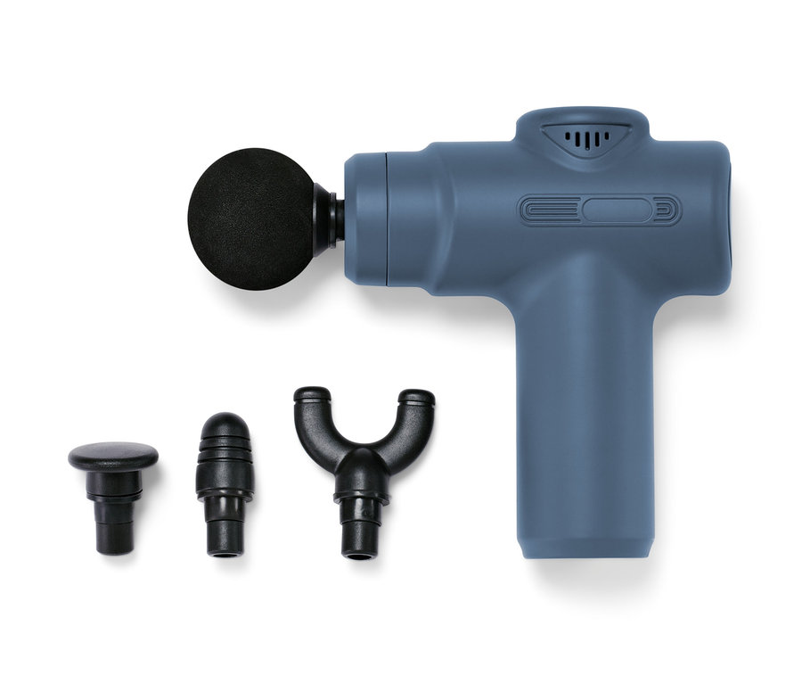 Niebieski minipistolet do masażu i trzy czarne nasadki leżą na białym tle.