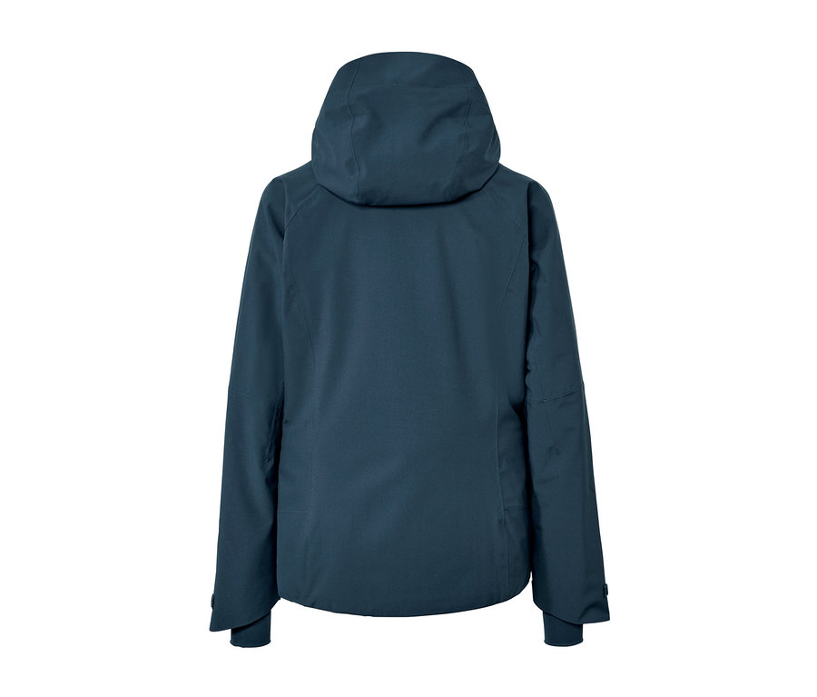 Widok z tyłu granatowej kurtki narciarskiej z kapturem.