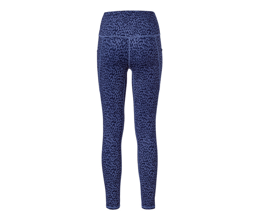 Fioletowe legginsy sportowe we wzór w cętki.