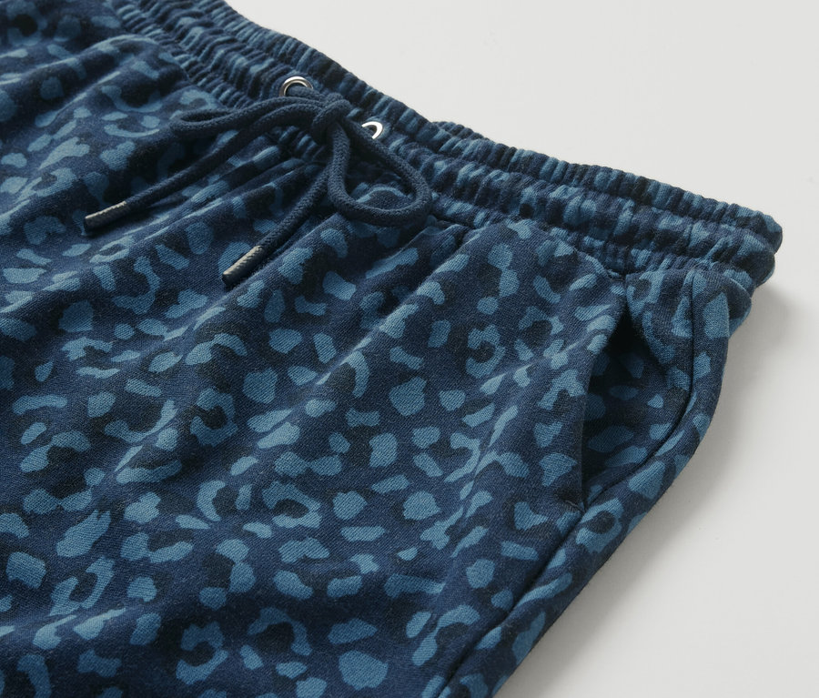 Zbliżenie na niebieskie spodnie dresowe z nadrukiem.