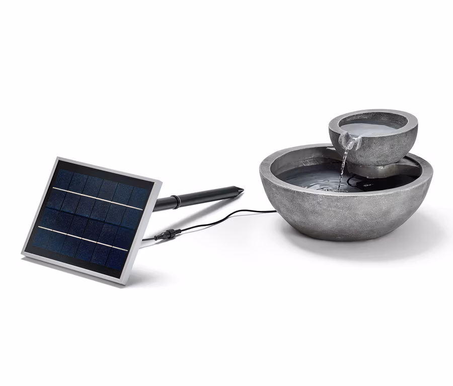 Solarna fontanna ogrodowa z dwoma poziomami i panelem.