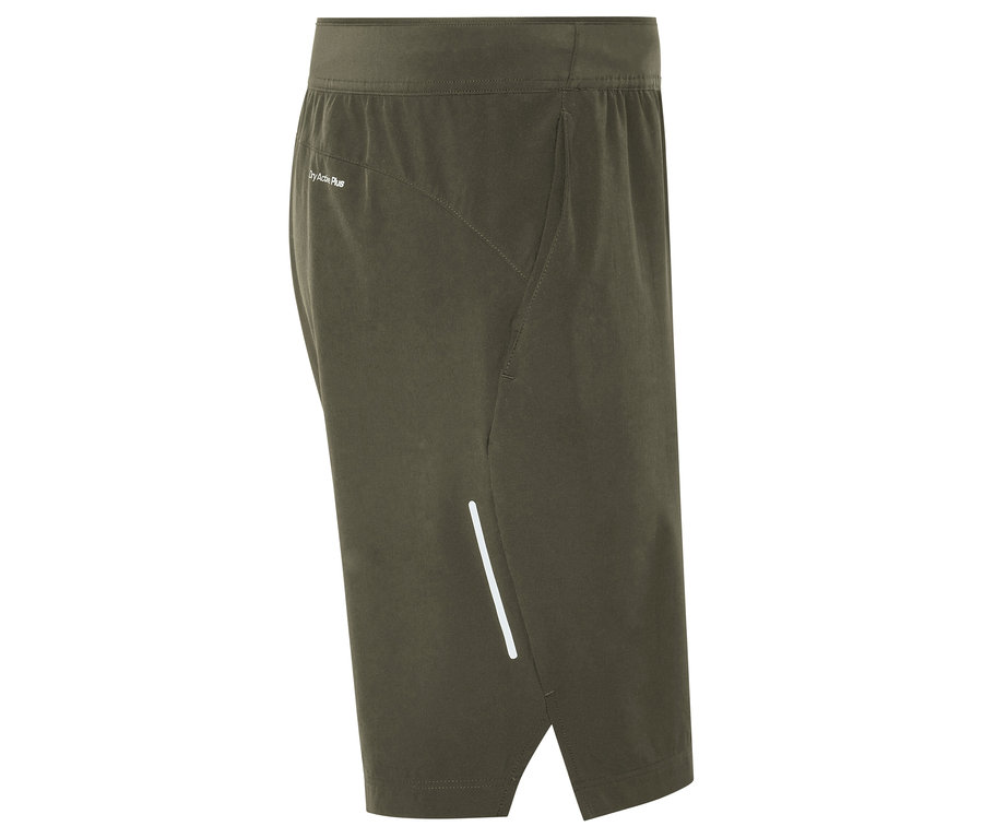 Zbliżenie na khaki sportowe spodenki z odblaskowym paskiem.