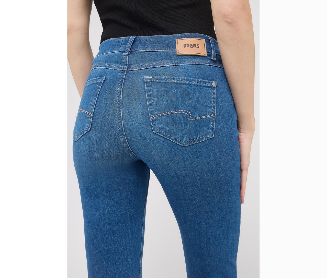 Widok z tyłu kobiety w dżinsach Angels „Cici” Slim Fit, niebieskie.