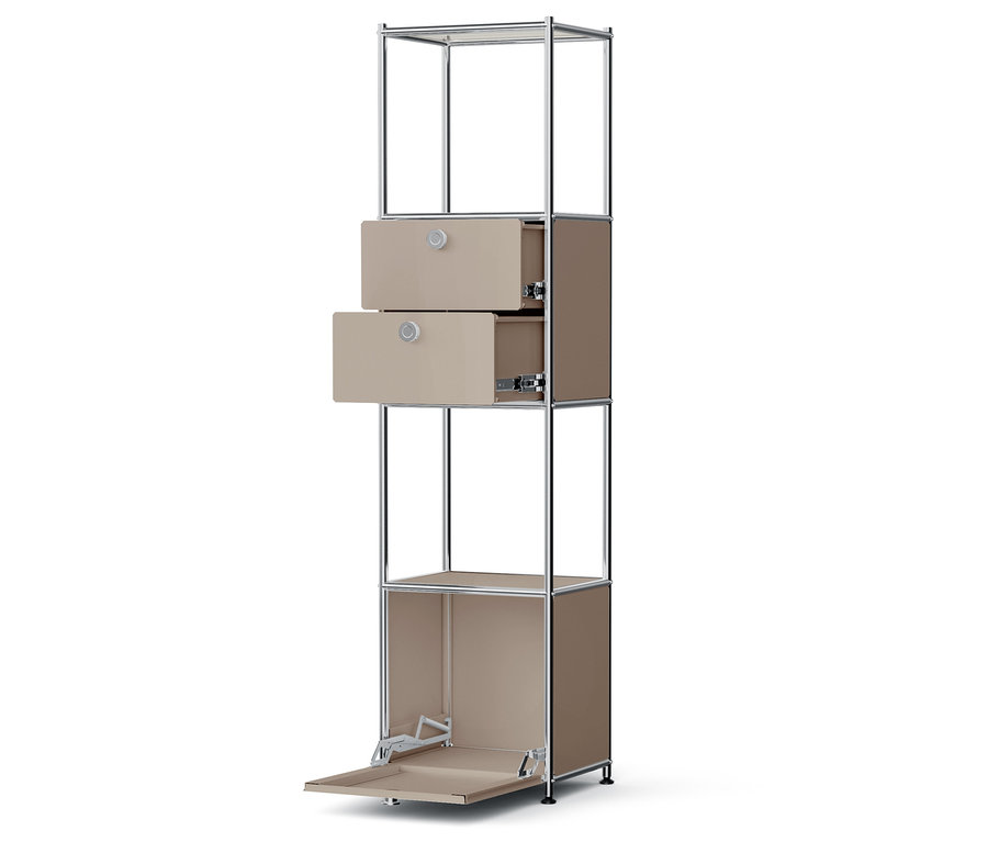 Wysoki regał z chromowaną ramą i beżowymi szufladami, dolna szafka z otwartymi drzwiczkami.