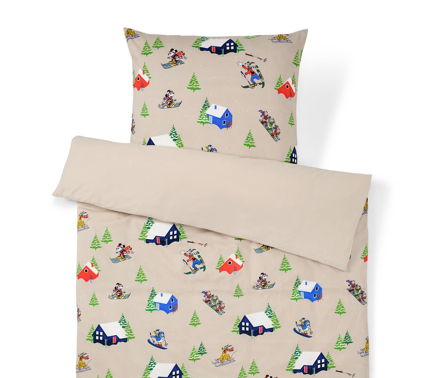 Pościel z nadrukiem zimowego krajobrazu z domami, drzewami i narciarzami.