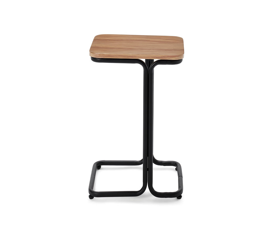 Zdjęcie z bliska aluminiowego stolika w kształcie litery C z drewnianym blatem i czarną ramą.