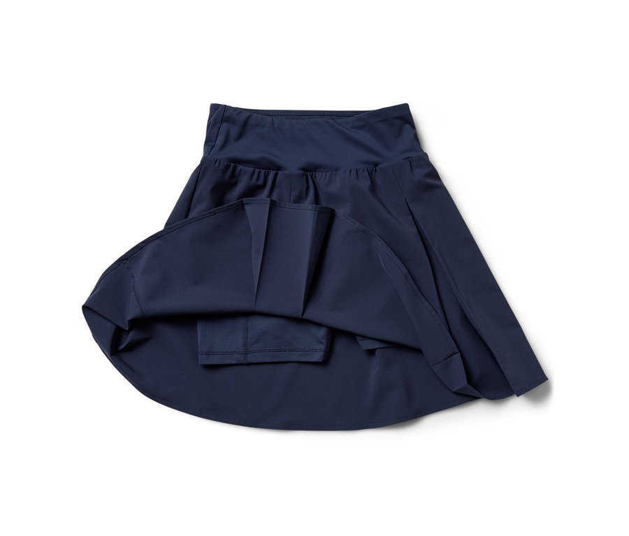 Zbliżenie na granatową spódnicę sportową.