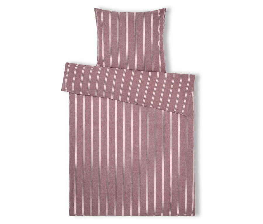 Pościel w paski z poduszką w odcieniach różu i bieli, leżąca na białym tle.
