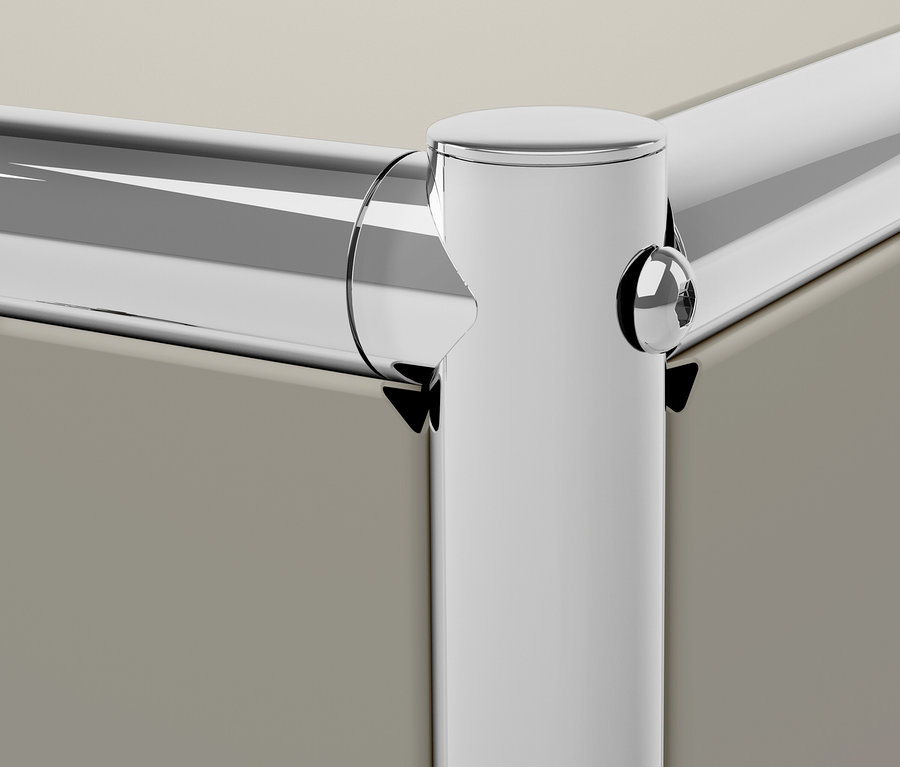 Szczegół chromowanego rogu mebla.