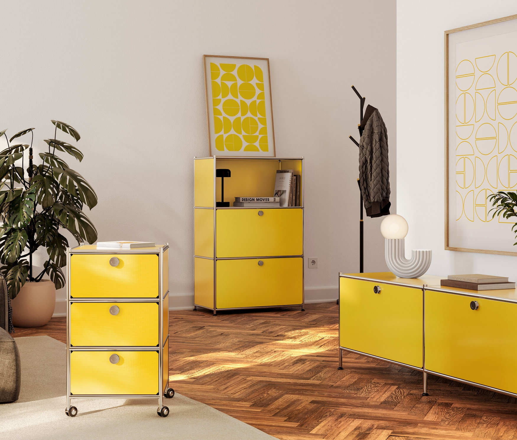 Salon z sofą i żółtym metalowym kontenerem na kółkach »CN3« z 3 szufladami.