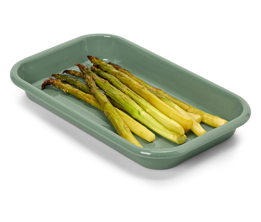 Szparagi w zielonym naczyniu.