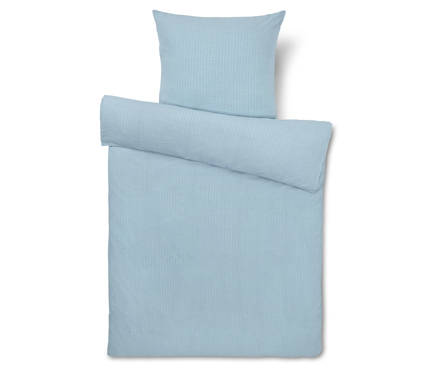 Jasnoniebieska pościel z poszewką na poduszkę i kołdrę.