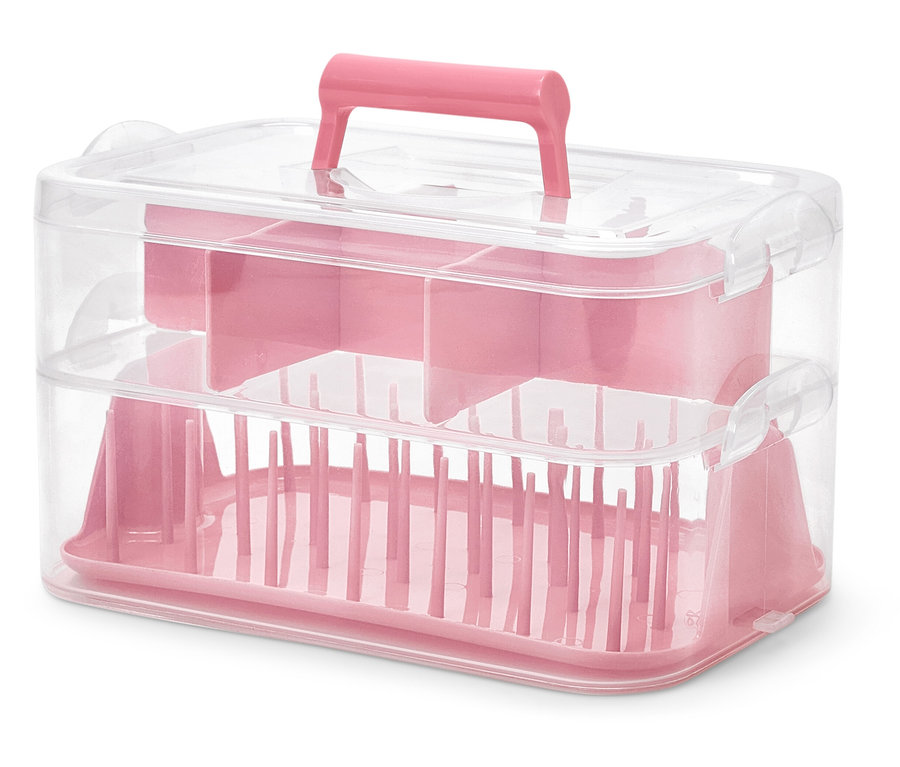 Różowy plastikowy pojemnik na przybory.
