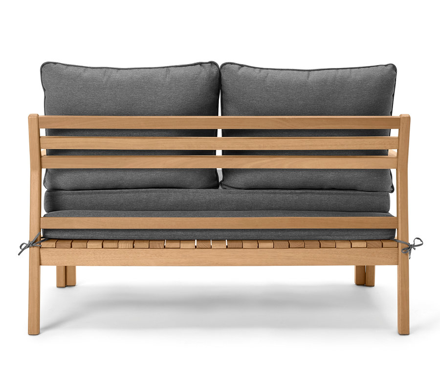 Rozsuwana sofa wypoczynkowa z szarymi poduszkami i drewnianą ramą.